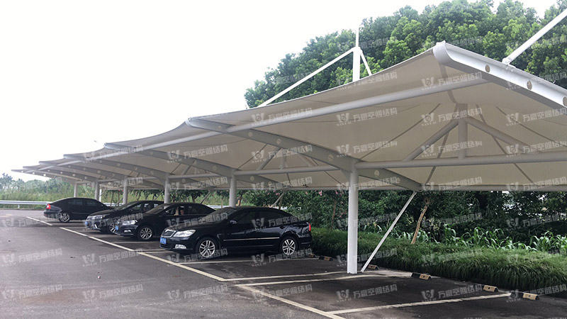 張拉膜車棚造價(jià)和哪些因素有關(guān)?降低張拉膜車棚造價(jià)的方法有哪些? 張拉膜車棚造價(jià)和哪些因素有關(guān)?降低張拉膜車棚造價(jià)的方法有哪些?