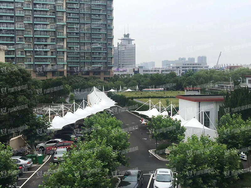 張拉膜車棚造價(jià)和哪些因素有關(guān)?降低張拉膜車棚造價(jià)的方法有哪些? 張拉膜車棚造價(jià)和哪些因素有關(guān)?降低張拉膜車棚造價(jià)的方法有哪些?