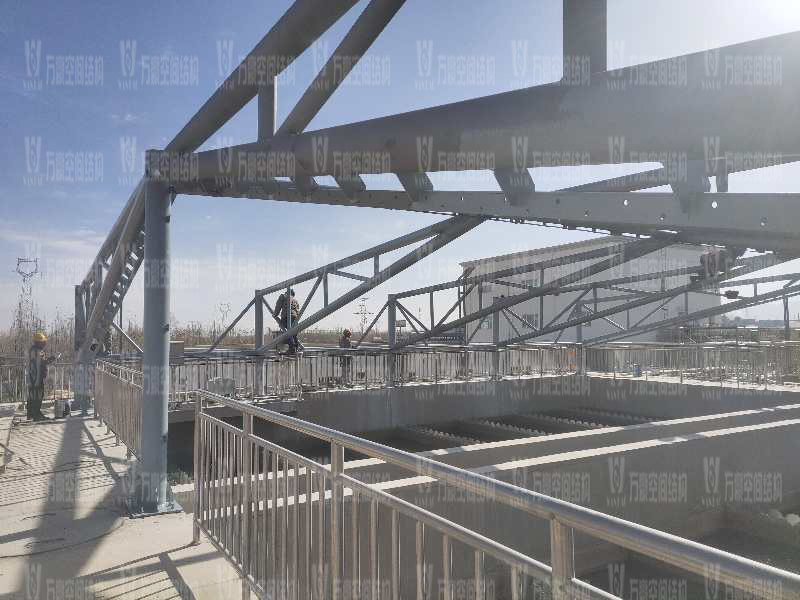 格爾木工業(yè)園昆侖工業(yè)區(qū)工業(yè)污水廠污水池保溫膜結(jié)構(gòu)工程位于海西蒙古族藏族自治州格爾木市,此項(xiàng)目是國(guó)內(nèi)首個(gè)ETFE膜結(jié)構(gòu)污水池加蓋工程。 該工程主要建設(shè)格爾木工業(yè)園昆侖工業(yè)區(qū)工業(yè)污水處理廠首期2.5萬(wàn)立方米/天工程二沉池、水解酸化池和預(yù)沉池池體保溫膜結(jié)構(gòu)安裝。項(xiàng)目用鋼量230噸,膜結(jié)構(gòu)展開(kāi)面積5000平米。 目前,預(yù)沉池和酸化水解池鋼結(jié)構(gòu)已完成,油漆已完成。二沉池基柱加焊,鋼架焊接中。 期待整個(gè)工程的完工,來(lái)領(lǐng)略它別致的風(fēng)采。 格爾木工業(yè)園昆侖工業(yè)區(qū)工業(yè)污水廠污水池保溫膜結(jié)構(gòu)工程位于海西蒙古族藏族自治州格爾木市,此項(xiàng)目是國(guó)內(nèi)首個(gè)ETFE膜結(jié)構(gòu)污水池加蓋工程。 該工程主要建設(shè)格爾木工業(yè)園昆侖工業(yè)區(qū)工業(yè)污水處理廠首期2.5萬(wàn)立方米/天工程二沉池、水解酸化池和預(yù)沉池池體保溫膜結(jié)構(gòu)安裝。項(xiàng)目用鋼量230噸,膜結(jié)構(gòu)展開(kāi)面積5000平米。 目前,預(yù)沉池和酸化水解池鋼結(jié)構(gòu)已完成,油漆已完成。二沉池基柱加焊,鋼架焊接中。 期待整個(gè)工程的完工,來(lái)領(lǐng)略它別致的風(fēng)采。