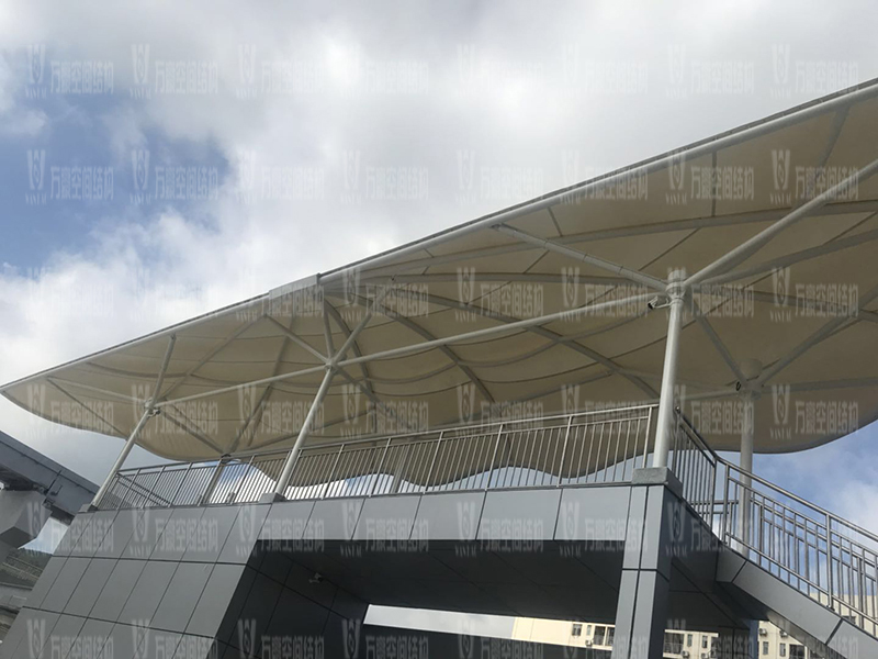 膜結(jié)構(gòu)雨棚遮陽棚有哪些優(yōu)勢？雨棚遮陽棚為什么選膜結(jié)構(gòu)材料？