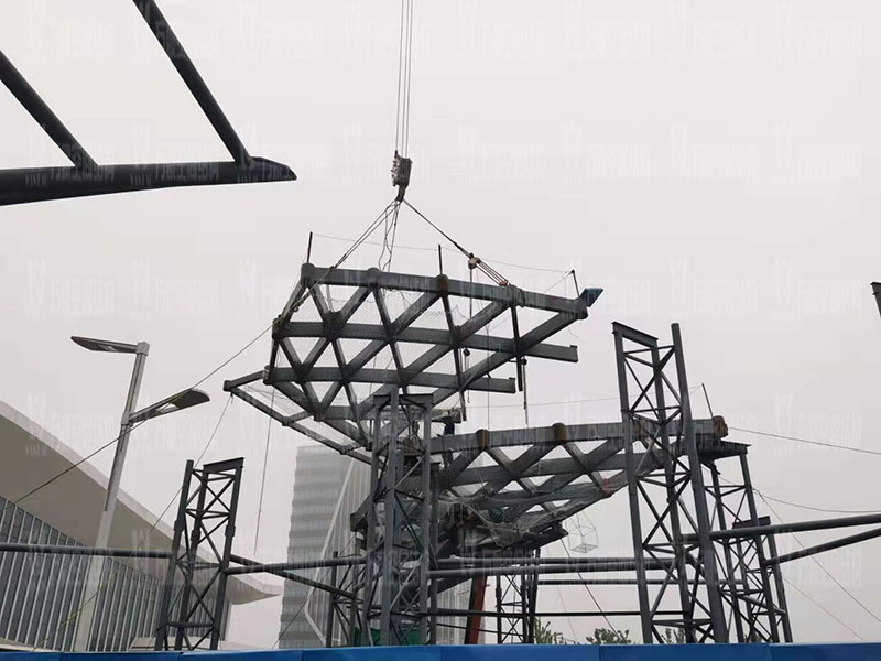 滬通鐵路張家港站地方配套工程站前西側(cè)旅客集散區(qū)蝴蝶造型天幕工程進(jìn)入鋼結(jié)構(gòu)吊裝階段 滬通鐵路張家港站地方配套工程站前西側(cè)旅客集散區(qū)蝴蝶造型天幕工程進(jìn)入鋼結(jié)構(gòu)吊裝階段