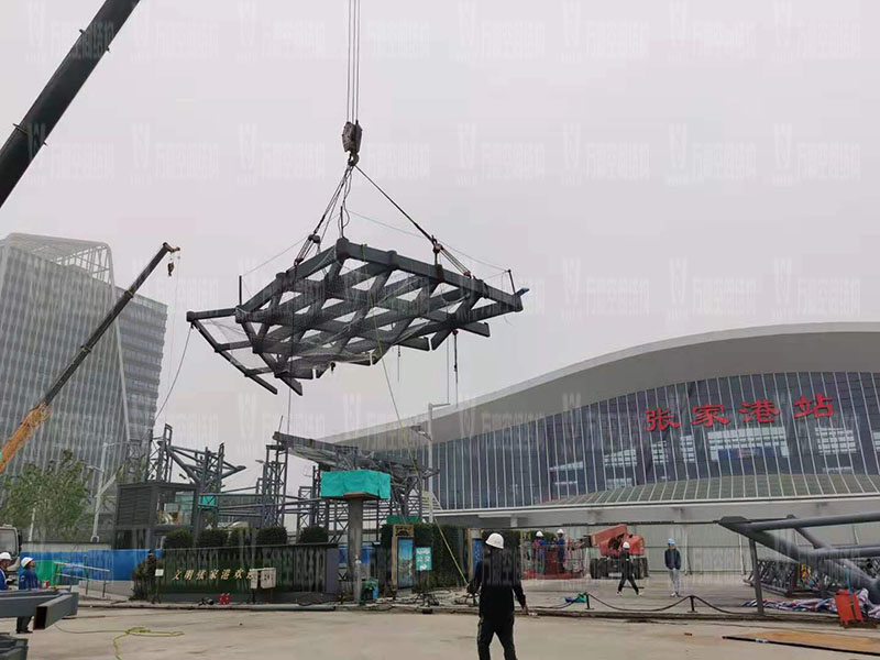 滬通鐵路張家港站地方配套工程站前西側(cè)旅客集散區(qū)蝴蝶造型天幕工程進(jìn)入鋼結(jié)構(gòu)吊裝階段 滬通鐵路張家港站地方配套工程站前西側(cè)旅客集散區(qū)蝴蝶造型天幕工程進(jìn)入鋼結(jié)構(gòu)吊裝階段
