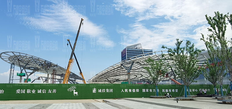 滬通鐵路張家港站地方配套工程站前西側旅客集散區蝴蝶造型天幕工程4片翅膀全部吊裝結束 滬通鐵路張家港站地方配套工程站前西側旅客集散區蝴蝶造型天幕工程4片翅膀全部吊裝結束