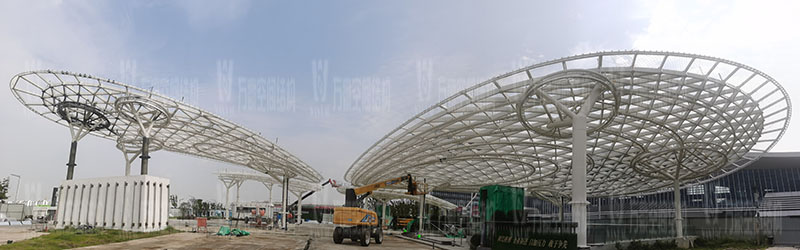 滬通鐵路張家港站地方配套工程站前西側旅客集散區(qū)蝴蝶造型天幕工程鋼結構接近尾聲 滬通鐵路張家港站地方配套工程站前西側旅客集散區(qū)蝴蝶造型天幕工程鋼結構接近尾聲