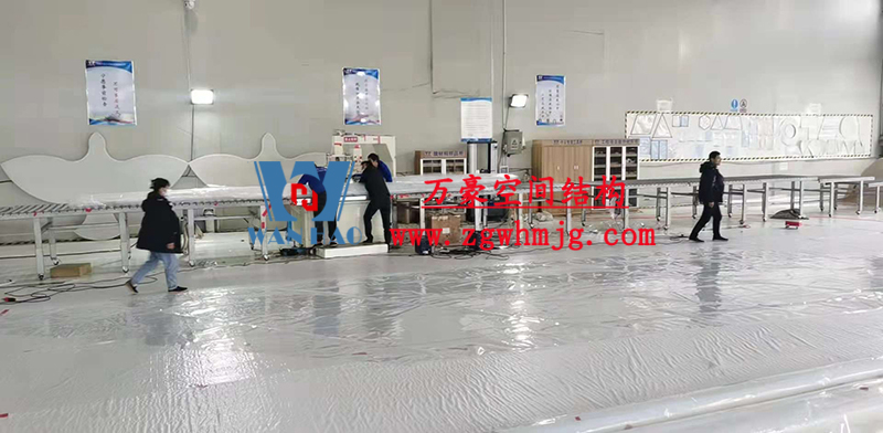 重慶龍興足球場ETFE屋面膜結構工程屋面鋼結構完成，膜結構安裝中