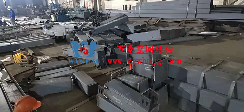 重慶龍興足球場ETFE屋面膜結構工程屋面鋼結構完成，膜結構安裝中