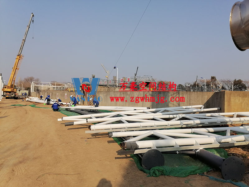 亳州市污水處理廠一期氧化溝密封升級改造工程南區氧化溝立柱已安裝完畢