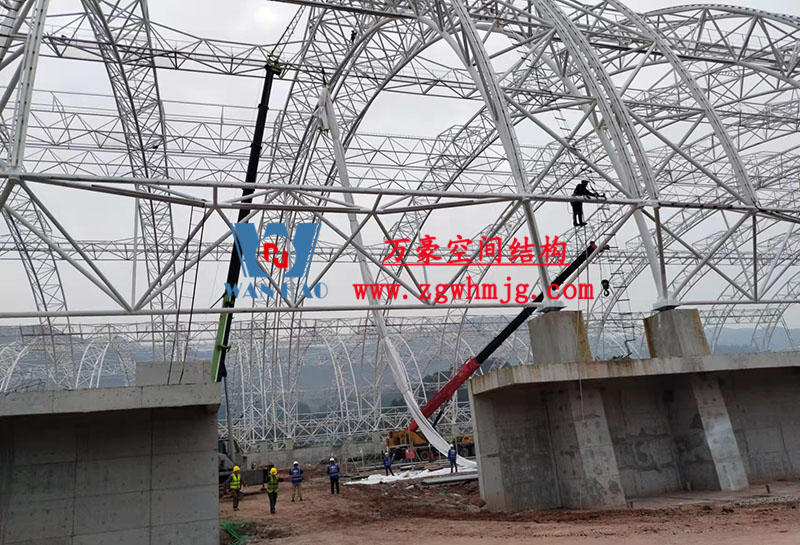 四川高興煤炭儲備基地建設項目鋼結構接近尾聲，膜結構開始安裝