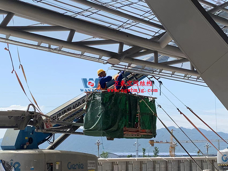 兩江新區加快建設龍興足球場（標準不降、工期不延、確保年底建成）