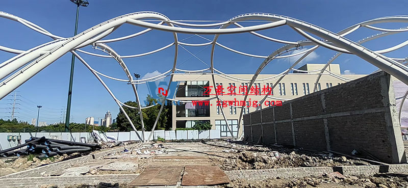 寧波諾丁漢大學(xué)室外運動場地改擴建項目膜結(jié)構(gòu)工程鋼結(jié)構(gòu)已完成