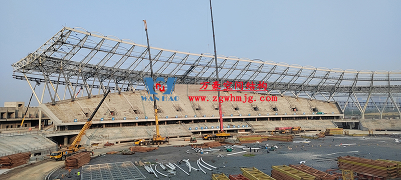 襄陽(yáng)奧體中心膜結(jié)構(gòu)工程鋼結(jié)構(gòu)接近尾聲，膜結(jié)構(gòu)開(kāi)始安裝