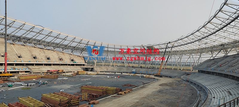 襄陽(yáng)奧體中心膜結(jié)構(gòu)工程鋼結(jié)構(gòu)接近尾聲，膜結(jié)構(gòu)開(kāi)始安裝