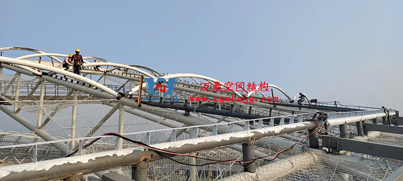 襄陽(yáng)奧體中心膜結(jié)構(gòu)工程鋼結(jié)構(gòu)接近尾聲，膜結(jié)構(gòu)開(kāi)始安裝