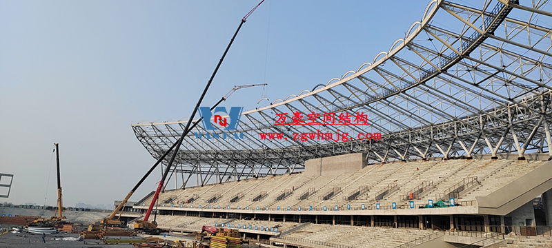 襄陽(yáng)奧體中心膜結(jié)構(gòu)工程鋼結(jié)構(gòu)接近尾聲，膜結(jié)構(gòu)開(kāi)始安裝
