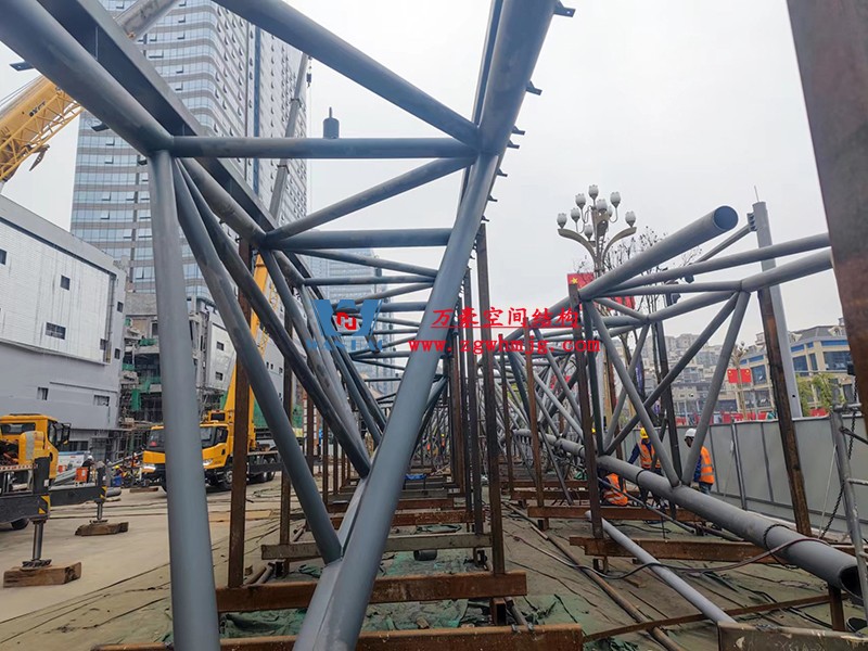 明宇廣場6號地塊商業（萬達廣場）改造項目鋼膜結構ETFE蓋頂天幕工程進入鋼結構吊裝階段