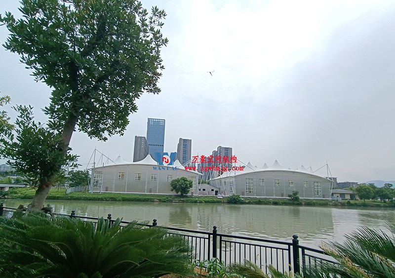 封閉式ptfe膜結構籃球館來了