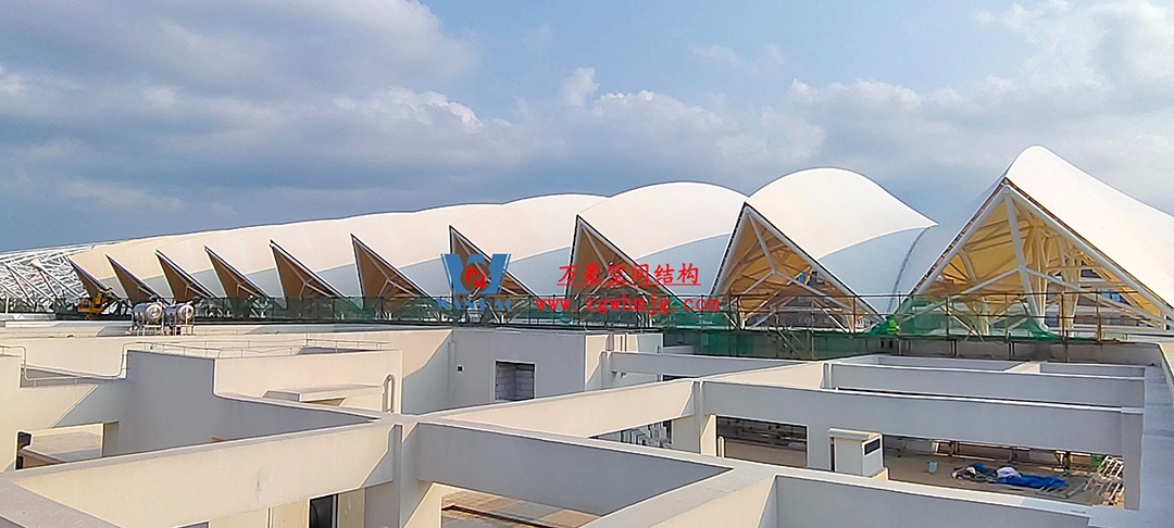 施工加速，這個(gè)PTFE膜結(jié)構(gòu)天幕即將完工！