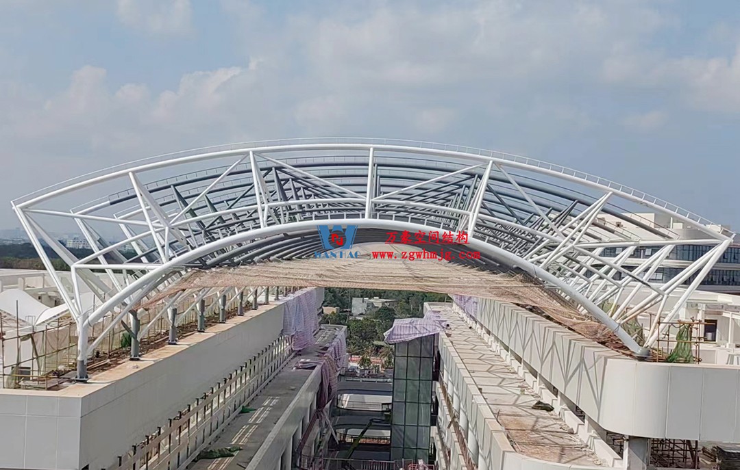 施工加速，這個(gè)PTFE膜結(jié)構(gòu)天幕即將完工！