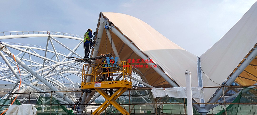 施工加速，這個(gè)PTFE膜結(jié)構(gòu)天幕即將完工！