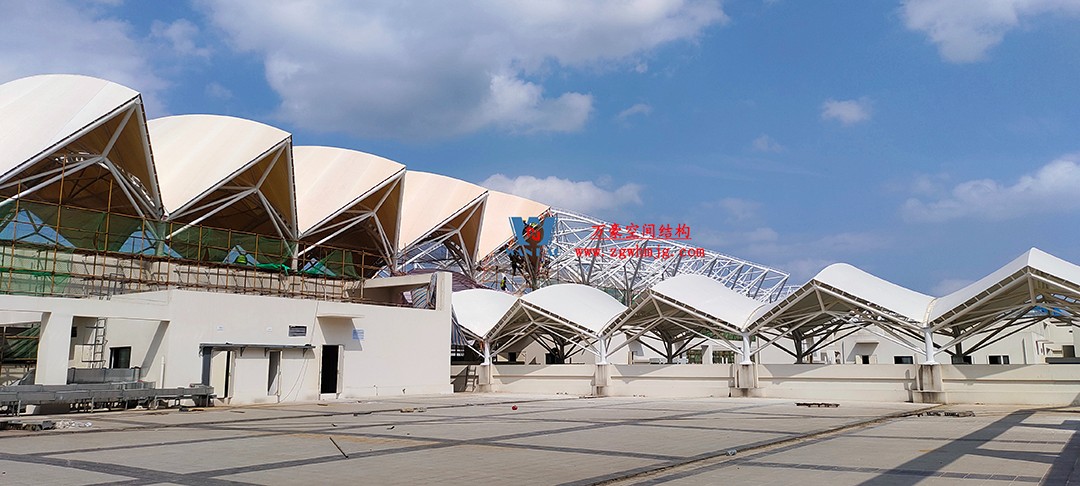 施工加速，這個(gè)PTFE膜結(jié)構(gòu)天幕即將完工！