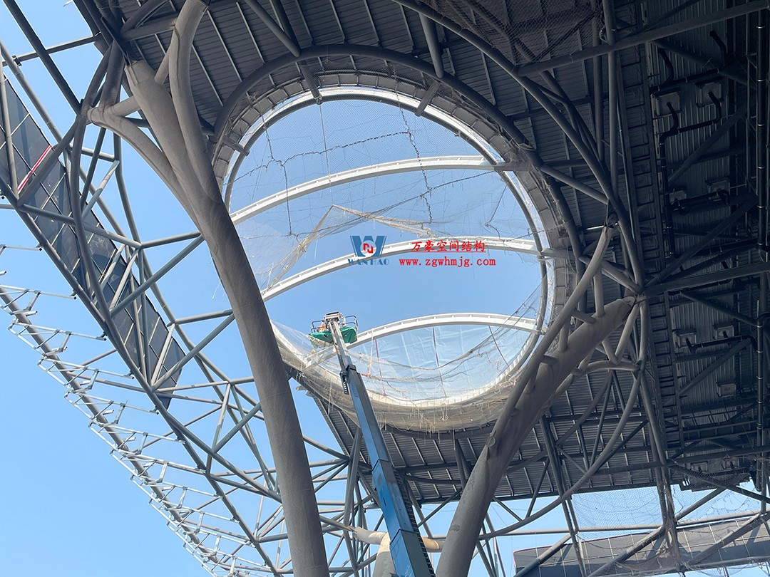 提檔提速,ETFE氣枕膜結(jié)構(gòu)天窗正在火熱施工安裝中 提檔提速,ETFE氣枕膜結(jié)構(gòu)天窗正在火熱施工安裝中