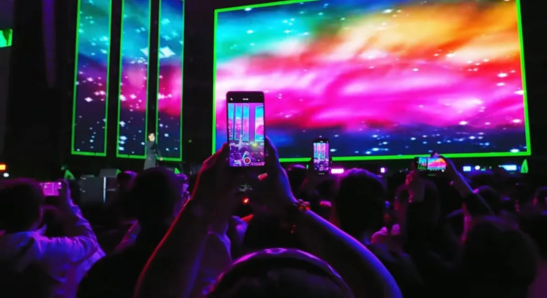 平陽體育中心群星演唱會！超萬人圍觀，現(xiàn)場火爆High唱！