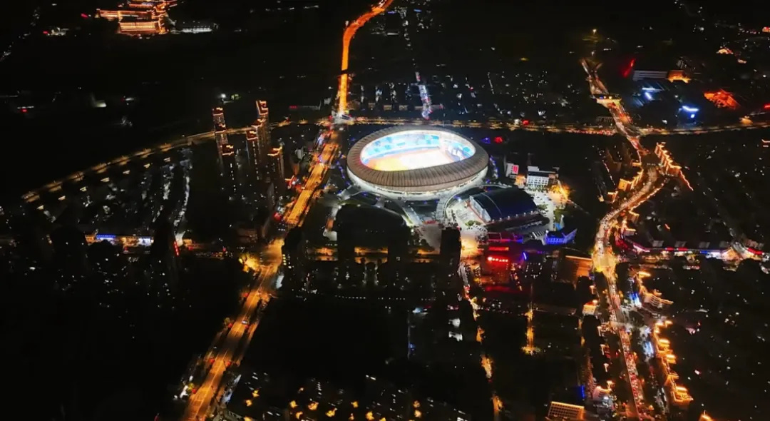 平陽體育中心群星演唱會！超萬人圍觀，現(xiàn)場火爆High唱！