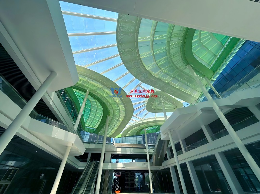 在中庭種一片鋼膜結構的“森谷”