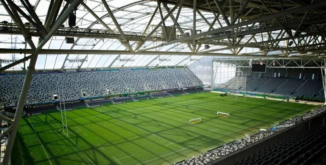 屋頂下生長著天然草皮的永久封閉式體育場