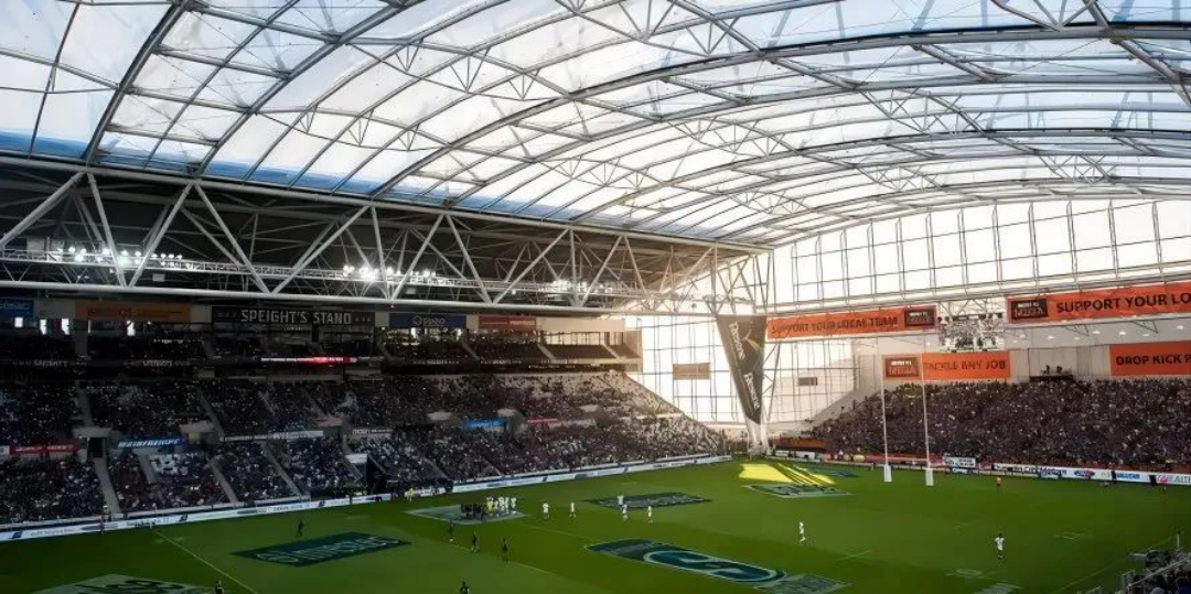 屋頂下生長著天然草皮的永久封閉式體育場