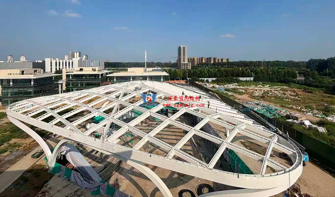 山東高端化工研究院下沉廣場天幕施工邁入關鍵階段