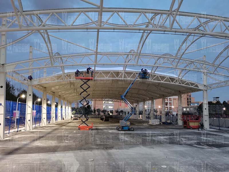 浙江紡織服裝職業技術學院東西校區運動場膜結構項目膜結構安裝中