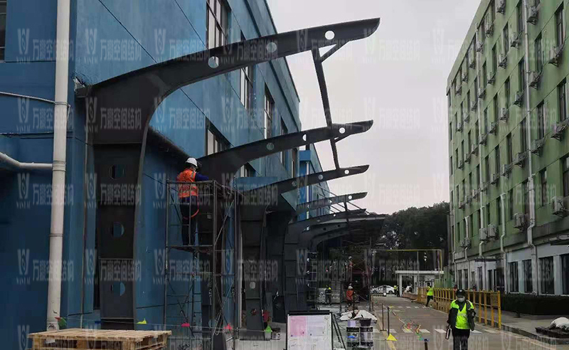 蓋爾太平洋特種紡織品公司膜結構雨棚工程鋼結構施工中