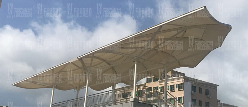 膜結構雨棚遮陽棚有哪些優勢？雨棚遮陽棚為什么選膜結構材料？