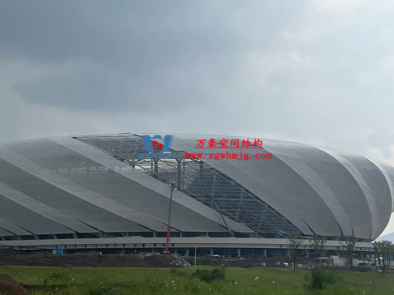 兩江新區(qū)加快建設(shè)龍興足球場(chǎng)（標(biāo)準(zhǔn)不降、工期不延、確保年底建成）