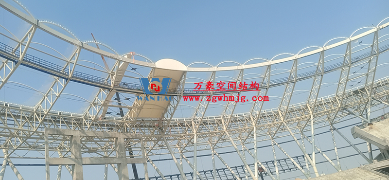 襄陽奧體中心膜結構工程鋼結構接近尾聲，膜結構開始安裝