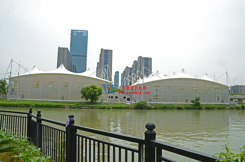 封閉式ptfe膜結構籃球館來了