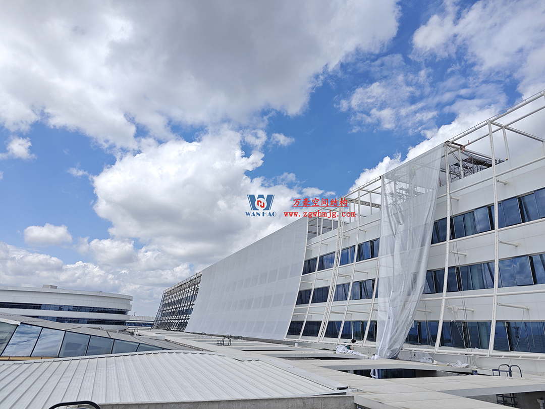 聚焦工程高質(zhì)量建設(shè)，這個(gè)網(wǎng)格織物幕墻正在施工安裝中