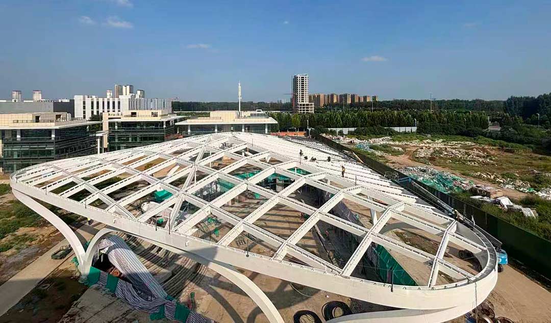 山東高端化工研究院下沉廣場天幕施工邁入關鍵階段